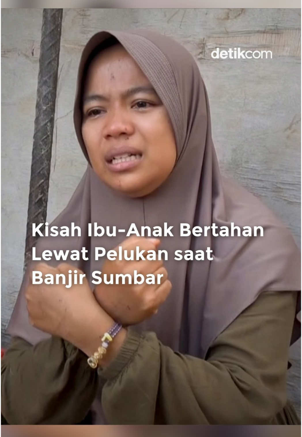 Data BNPB menunjukkan korban tewas akibat banjir dan longsor di Sumatera terus bertambah hingga tembus 700 orang. Bukan hanya di Indonesia, Thailand dan Malaysia juga didera bencana serupa dengan jumlah korban jiwa yang masif. Di Palembayan, Sumbar, seorang ibu bernama Rina Sritati dan anaknya selamat setelah berpegangan pada pohon saat terseret arus. Keduanya kini masih memulihkan luka dan trauma. Para ahli menilai deforestasi memperparah dampak bencana ini. Sementara itu, tim gabungan terus menyalurkan bantuan dan memperbaiki infrastruktur yang rusak. Baca berita selengkapnya hanya di detik.com! Creator: Risa #banjirdanlongsor #sumbar #kisahibuanak 