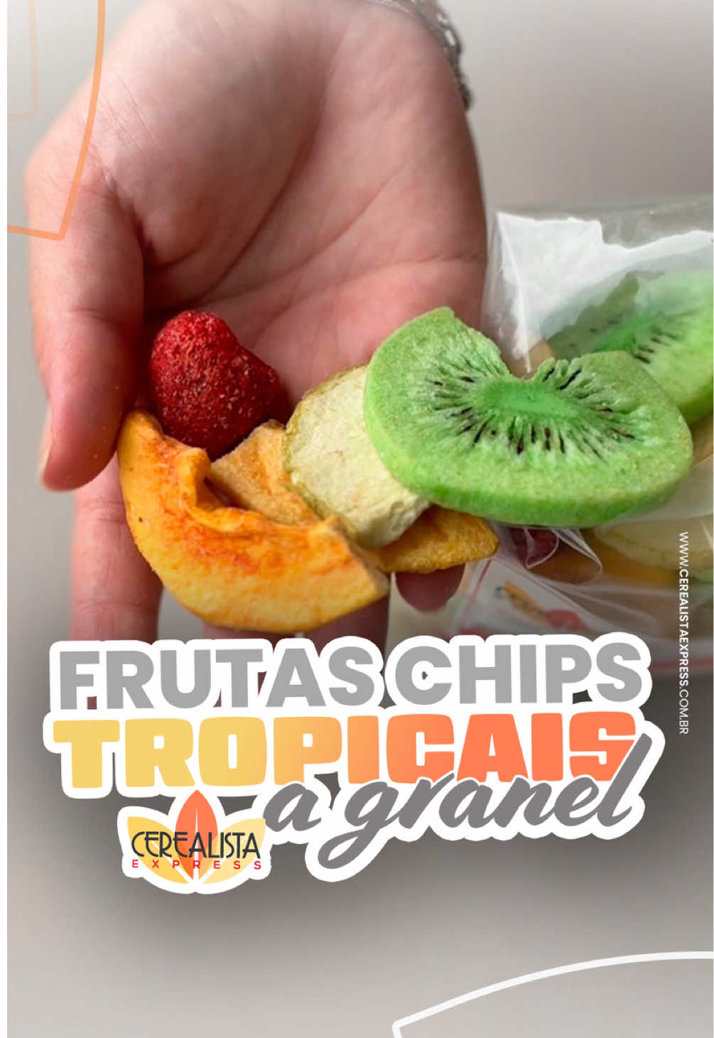 Nosso Mix de Frutas Tropicais Chips a granel é aquele snack crocante, leve e naturalmente doce que transforma qualquer momento em uma pausa deliciosa. Ideal para matar a vontade de doce sem culpa, feito apenas com frutas selecionadas e desidratadas no ponto certo. Além de prático, esse mix é rico em fibras, vitaminas e energia natural, perfeito para o lanche da tarde, para levar na bolsa ou até para dar um toque especial em bowls, saladas e sobremesas.  Quer garantir o seu? Acesse nosso site e aproveite para encher o carrinho com o melhor da Cerealista Express. Entrega rápida, qualidade de verdade e produtos fresquinhos te esperando! 