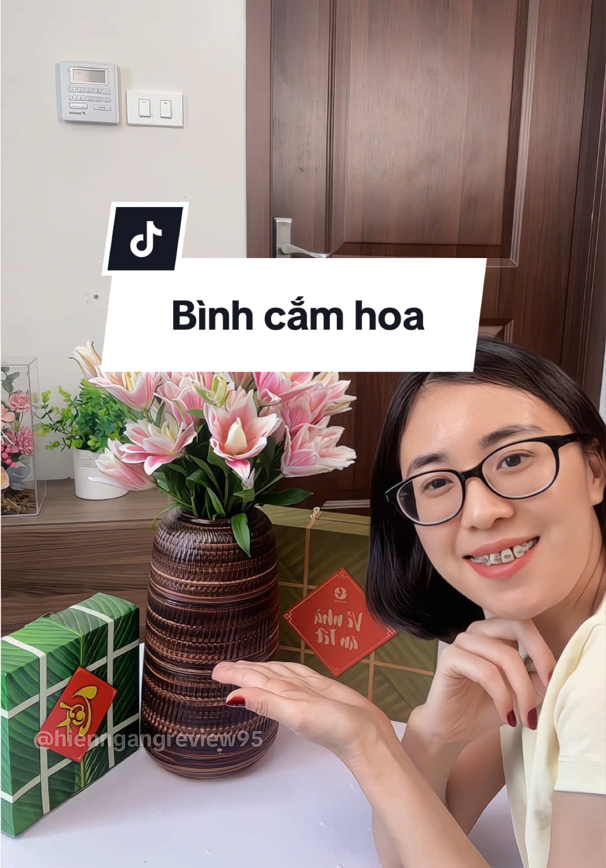 Bình cắm hoa dáng đu đủ này vừa đẹp vừa dễ cắm hoa nè các bác #binhcamhoa #binhcamhoagomsu #binhhoabattrang #review #hienngangreview✅ 