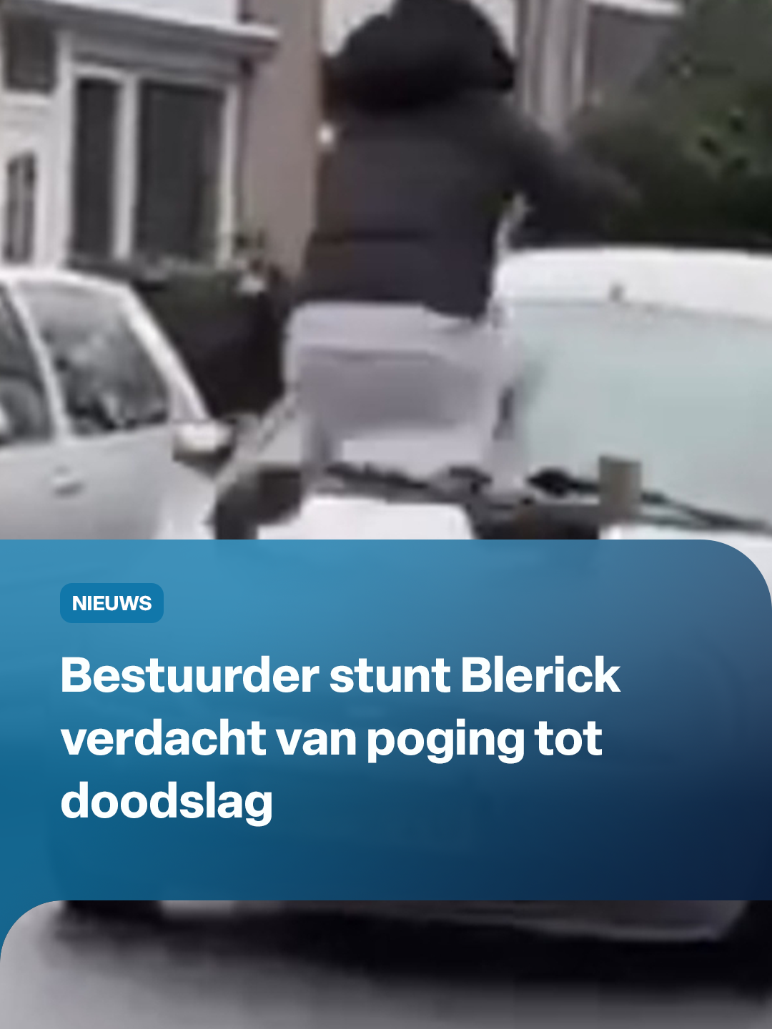 De 18-jarige Venlonaar die dinsdagochtend in Blerick een jongeman omverreed tijdens een mislukte stunt, wordt verdacht van poging tot doodslag. Omdat het politieonderzoek nog in volle gang is, is de verdachte in verzekering gesteld. Dat betekent dat hij drie dagen kan worden vastgehouden, zodat de politie kan verdergaan met het onderzoek.  Wil de politie hem langer in hechtenis houden, moet hij worden voorgeleid bij de rechter-commissaris. De politie kijkt naar camerabeelden en spreekt nog met getuigen. Het is nog niet duidelijk of er meer aanhoudingen volgen. #Stunt #Blerick #L1Nieuws #Aangehouden