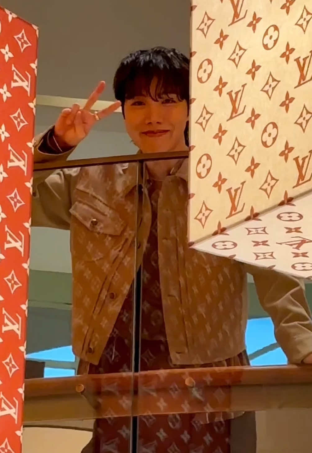 #W_where 제이홉, 신민아가 루이 비통 비저너리 서울에 등장했습니다. 더블유를 향해 해사한 미소로 건넨 제이홉의 인사, 그리고 신민아가 추천하는 크리스마스 데이트 장소. 지금 영상을 통해 확인하세요. #editor_윤다희 - #jhope #제이홉 #신민아 