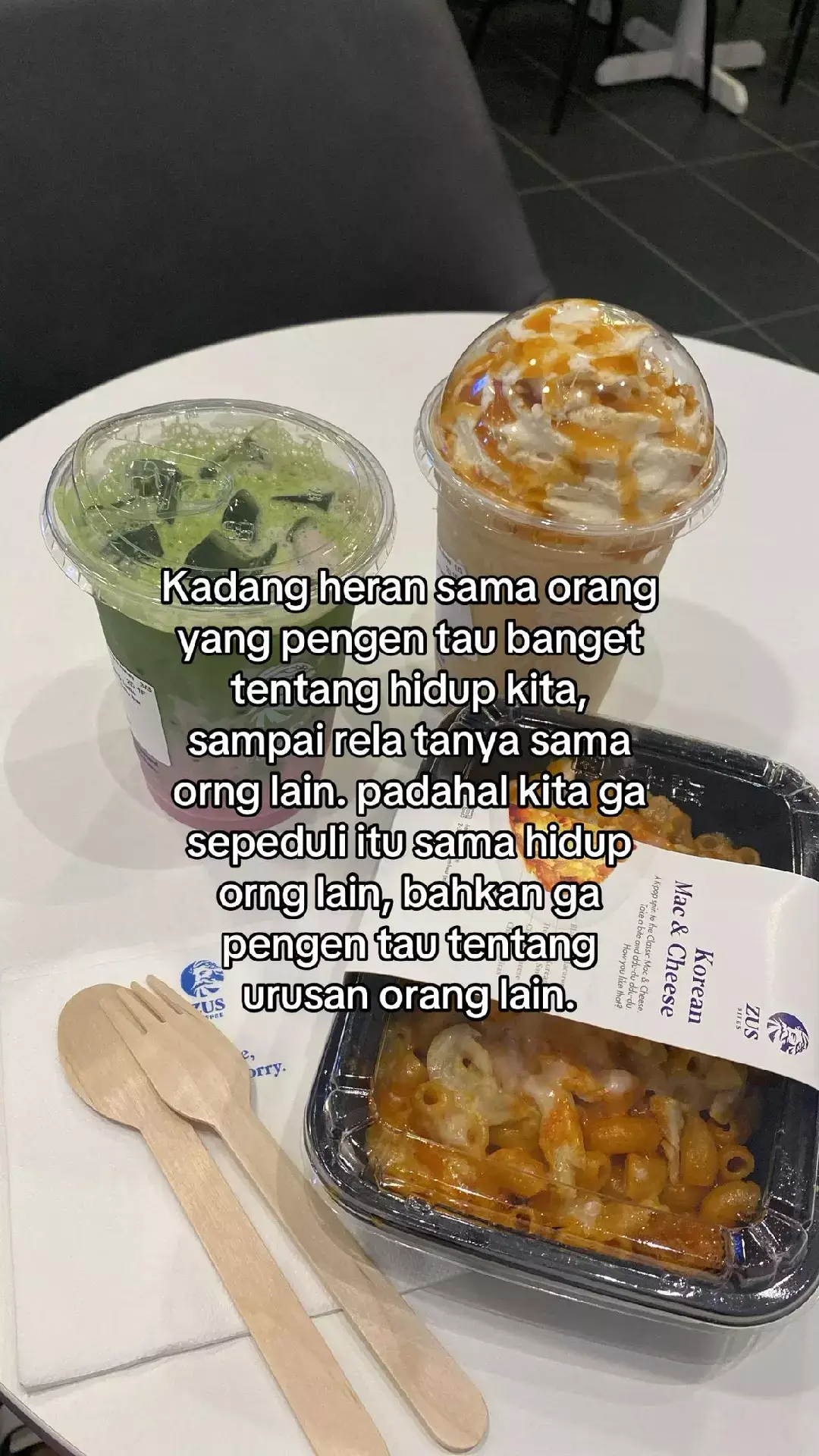 Bahan: 250 gram daging sapi 100 gram es batu 40 gram tepung sagu 1,5 sdm bawang goreng 1/2 sdm bawang putih goreng 1/2 sdt baking powder 1,5 sdm garam 1 sdt kaldu sapi bubuk Cara Membuat: Potong kecil daging, simpan di freezer selama 1 jam. Masukkan daging sapi dan es batu ke food processor. Haluskan. Masukkan semua bahan bumbu ke adonan. Haluskan kembali sampai adonan lembut. Didihkan air di panci. Matikan kompor. Cetak adonan bakso bulat-bulat. Masukkan ke dalam air panas di panci. Nyalakan kompor dengan api kecil. Rebus bakso sampai matang. Angkat dan tiriskan. #satuharisaturesep #bakso 