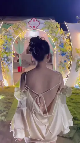 Tiếc không.? Cái người cùng bạn thức khuya Chào buổi sáng và chúc ngủ ngon Đang làm gì cũng nói với bạn Vừa hết bận là tìm bạn nói chuyện liền. Cuối cùng thì chẳng còn gì để nói với nhau nữa.