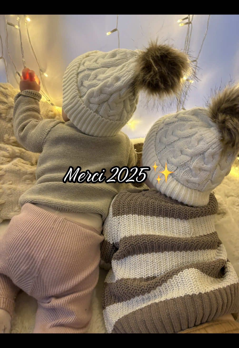 Merci 2025, cette année qu’on a commencé à trois et que l’on termine a quatre 🥹 cette merveilleuse année où Elena a rejoint notre famille et où notre premier bébé Raphaël est devenu grand frère ✨🤍#enfantsrapprochés#maternité#bébé#grossesse#CapCut