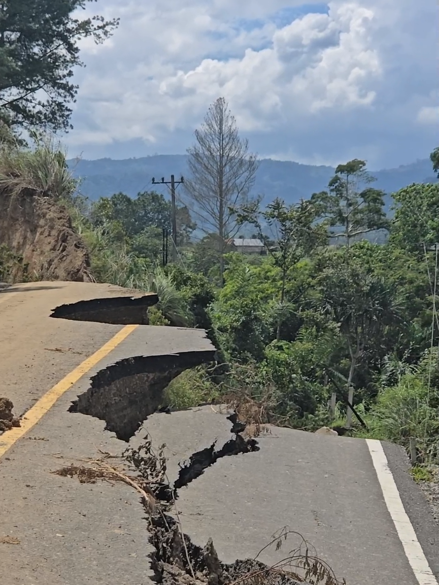 Kondisi hari ini 2 jembatan penghubung antara Kecamatan Silih Nara dengan Kecamatan Rusip Antara di Kabupaten Aceh Tengah.  Rabu, 03 Desember 2025.