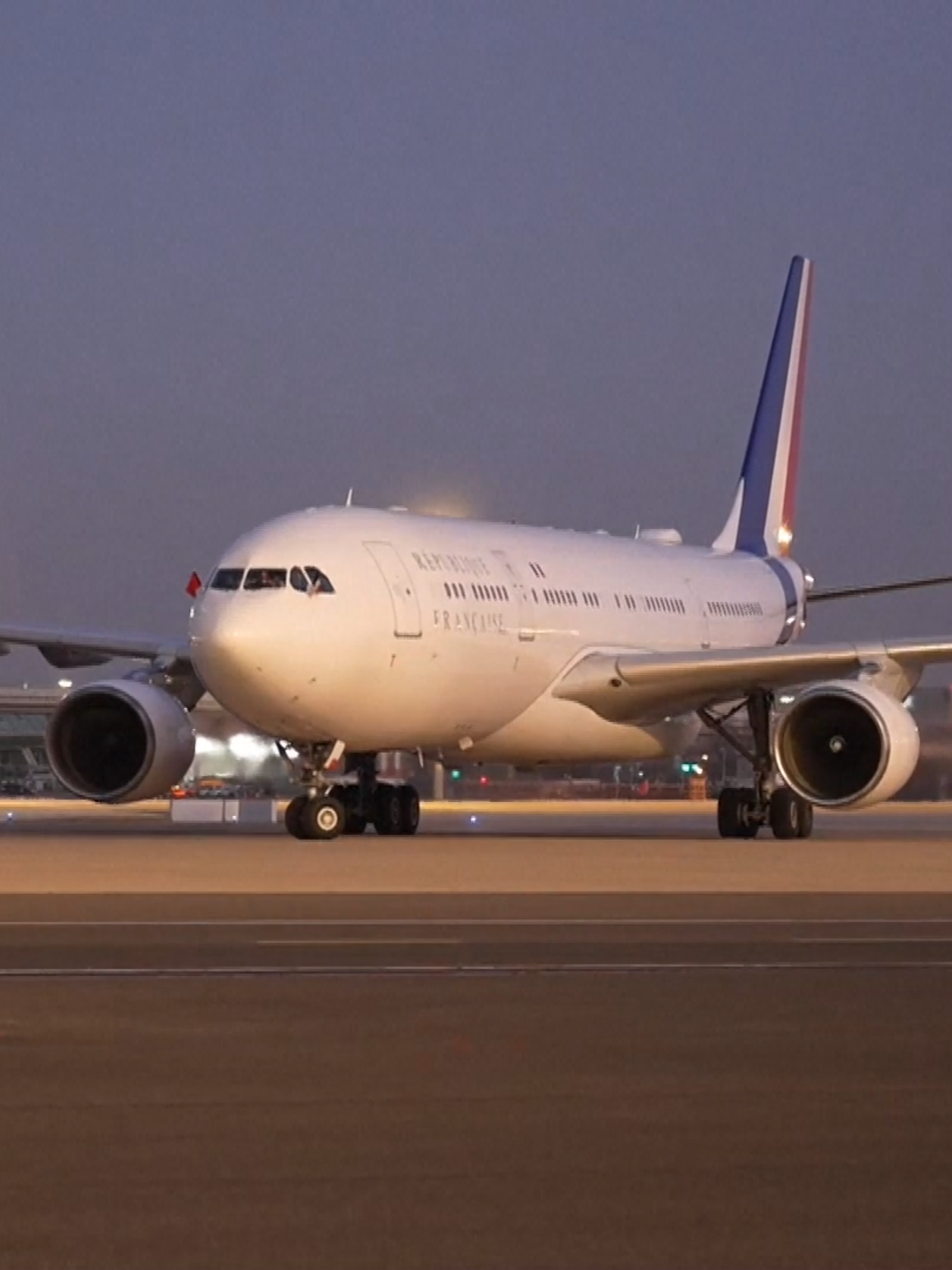 Arrivée du président français Emmanuel Macron à Beijing. Le président français Emmanuel Macron arrive mercredi après-midi à l'Aéroport international de la Capitale de Beijing et entame une visite d'État du 3 au 5 décembre en Chine. #Chine