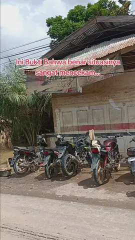 Banjir yang menerjang aceh benar sangat mencekap, bahkan truk besar saja di buat bertingkat tingkat dampak arus air yang sangat deras. #acehtamiang #banjirbandang #banjiracehtamiang #kualasimpang #banjirkualasimpang 