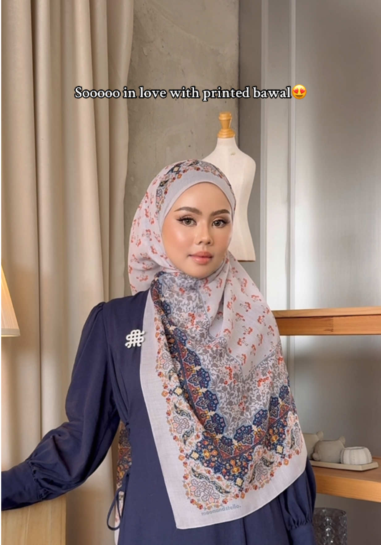 In love teruk dengan code Aisha ni 😍 Combination colour dia memang terus buat skin tone naik 🤗 #moonandstella #moonandstellascarves #tudungmoonandstella #bawalprinted #tudungbawal 