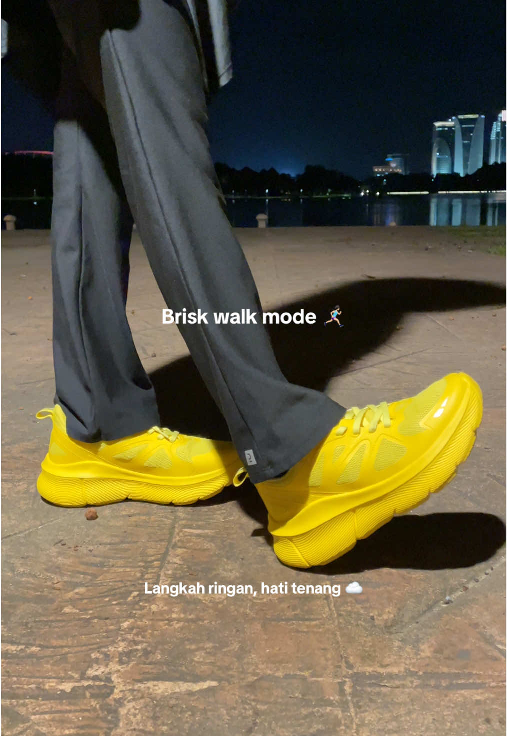 Brisk walk, tapi setiap langkah rasa ringan & penuh selesa dengan Hawkwell. ☁️ Tapak Zero Awan yang empuk kurangkan tekanan kaki, anti-slip untuk lebih stabil, dan material breathable pastikan kaki sentiasa segar. Reka bentuk minimal & ringan, selesa dipakai sepanjang jalan. Tahan lasak, sesuai untuk brisk walk harian atau aktiviti lain. Langkah berbeza, tapi saya tetap enjoy setiap meter perjalanan. ✨ #Hawkwell #RunningShoes #BriskWalk #Running #RunningMotivation 