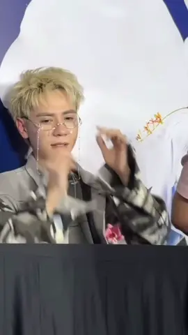 Hùng ơii anh làm cái hành động j mà 🥵 quá z nèee, sao em chịu đc Cre:phwquyeen #quanghungmasterd #QuangHungMasterD #muzik #quanghungmasterd #fansignbloomever 