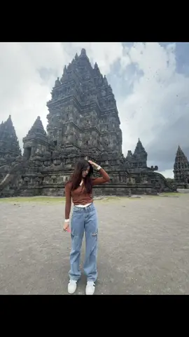 Kiaracondong - lempuyangan ala aku . PP . Pesan tiket jauh jauh hari 80k x 3 ( teledor 1 salah beli tiket ) Ojek kosan ke st krcdg 34 Bekel ciki under 100k bekel (lumayan ribet nenteng kresek, ttp jjn yg lain) Di st pagi sampe dzuhur, voch TikTok kopi O 13k , CFC 14k . Ojek online  St Lempuyangan- candi Prambanan 45k Tiket Prambanan hari biasa 50k Jjn kaos 4 140k Jam 5 mulai sepi, plg ujan Grab mobil 20k candi prambanan ke st bramban  Top up krl 20k  Pentol st lempuyangan 22k Nasi sapi lada item 44k mam dikereta karena blm mam lagii Sarapan bubur dkt st 13k St kircon ke kos 32k  Kurleb aku abis 800k 😋