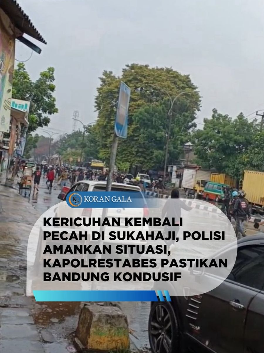 Kawasan Sukahaji, Kota Bandung, kembali terjadi bentrokan antar dua kelompok pada Rabu (3/12/2025) sore, dipicu oleh sengketa lahan yang telah lama terjadi. Insiden yang terjadi sekitar pukul 15.55 WIB ini melibatkan aksi saling serang menggunakan balok kayu, besi, dan batu. Sebuah kendaraan beko bahkan menjadi sasaran amuk massa dan kacanya pecah. Aparat Polrestabes Bandung tiba di lokasi sekitar pukul 16.57 WIB dan berhasil mengurai massa yang sempat memblokir Jalan Jamika. Setelah pengendalian situasi diambil alih, Kapolrestabes Bandung Kombes Pol Budi Sartono memastikan kondisi telah terkendali. 