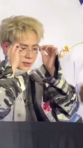 Đeo cái kính vào là ra dáng TongTai liền 🤣 #quanghungmasterd #bloomversigntour #bloomever #masterd1stalbum 