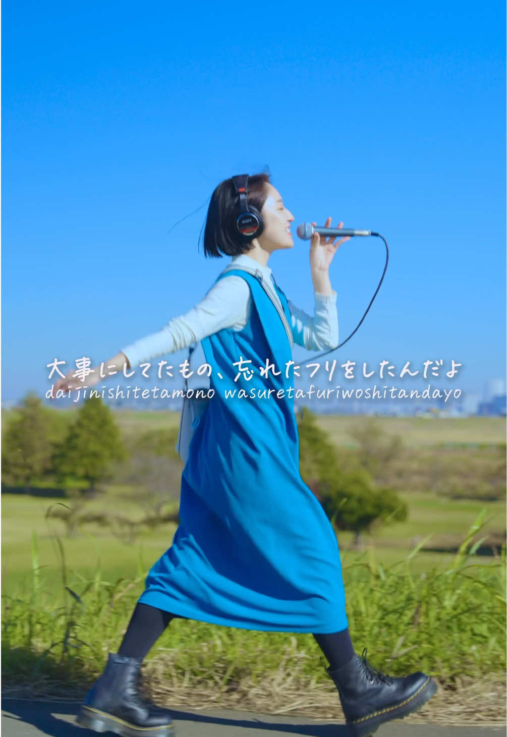 この曲、たくさん聴いたなぁ。 曲には、疾走感があるのに、 歌い方はあえて無機質なとにかくまっすぐな感じで ポップで明るい曲に一見聞こえるけれど、 歌詞はそんな単純じゃなくて シンプルに見せてるけどすごく複雑に色々な要素が絡み合った曲のように聞こえて、何度も何度も反芻して聴いていました。 楽曲 : シルエット / KANA - BOON @KANA-BOON  映像 : Kiona @kiona  音楽、動画編集 : CALEN @calen_note  #kanaboon #シルエット #Naruto  #歌ってみた #歌ってみた動画   