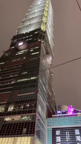 101 masih berdiri kokoh dan aku masih sendiri 😂😂😷 #chrismastiktok #101tower #taipei #fyp #TKW 