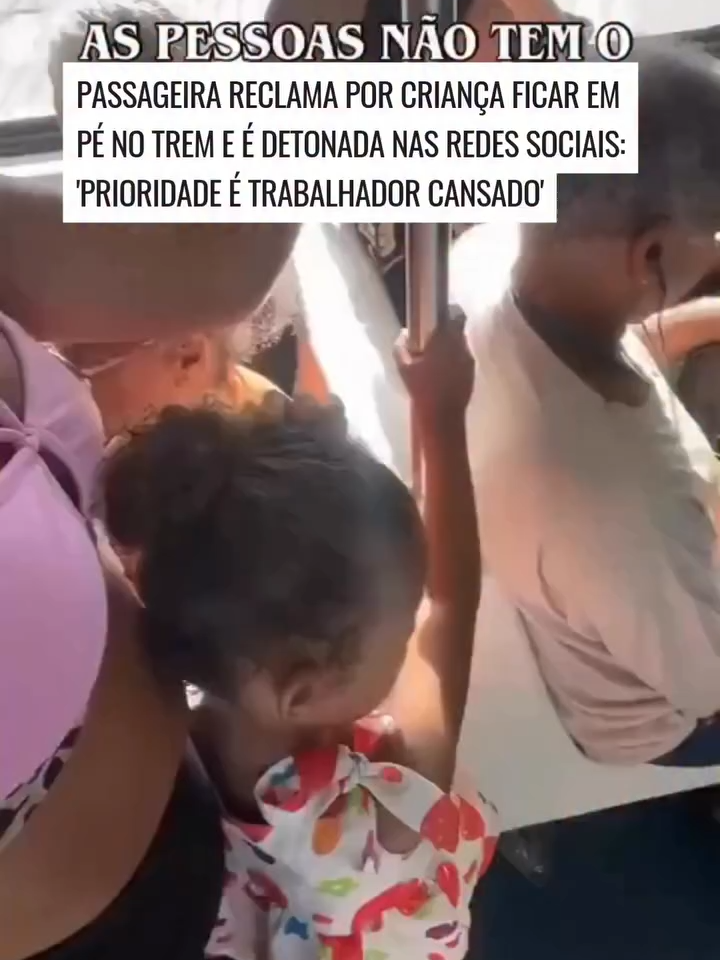 Um vídeo que circula nas redes sociais nesta semana mostra o momento em que uma passageira, visivelmente irritada, reclama que ninguém teria cedido o assento para a criança que estava com ela dentro de um trem lotado no Rio de Janeiro, gerando comentários nas redes sociais. Nas imagens, a mulher desabafa dizendo que “as pessoas perderam a empatia” e questiona o motivo de nenhum passageiro levantar para que a menina pudesse se sentar. Ela ainda aponta outro passageiro segurando uma criança de colo, que também não recebeu prioridade. Olha aqui, ninguém nem aí. Ninguém pergunta se a criança quer sentar. Ninguém se move dentro do trem para dar o lugar para a criança”, diz. O registro rapidamente viralizou e provocou reações diversas nas redes sociais. Enquanto parte dos internautas saiu em defesa da mulher, afirmando que crianças deveriam ter prioridade, outro grupo criticou a passageira e argumentou que “ninguém é obrigado a ceder lugar”. #noticias #bnews