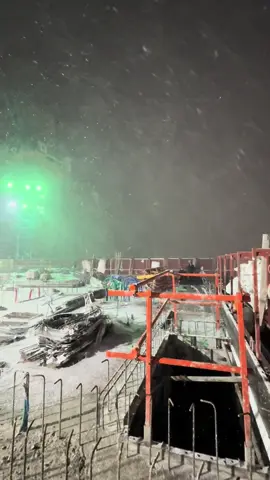 Dù thời tiết ntn cũng không ngại,có tiền là anh em cứ he..hẹ hẹ🥶🇰🇷#xuhuong#muadong#tuyetroi#xaydunghanquoc 