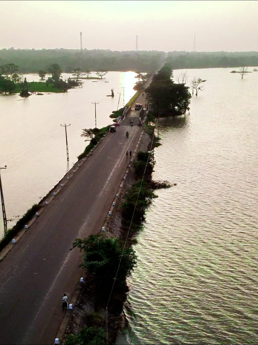 තබ්බෝව 9 කනුව පාලම සදා අවසන්. තබ්බ්බෝව වැව මැදින් යන පාරේ පාලම දවස් දෙකකින් වැඩ අවසන් . සාමාන්‍යයෙන් මේ යකඩ පාලමක් හැදීමට සති දෙකක කාලයක් ගත වුවත්  මෙම අවස්ථාවේ අවශ්‍යතාව නිසාම දවස් දෙකක් වගේ කෙටි කාලෙකින් වැඩ නිමවා ඇත. ධාවන කටයුතු සාමාන්‍ය පරිදි සිදු කල හැක. #flood #puttalam #dronebandara #srilanka #thabbowa #bridge