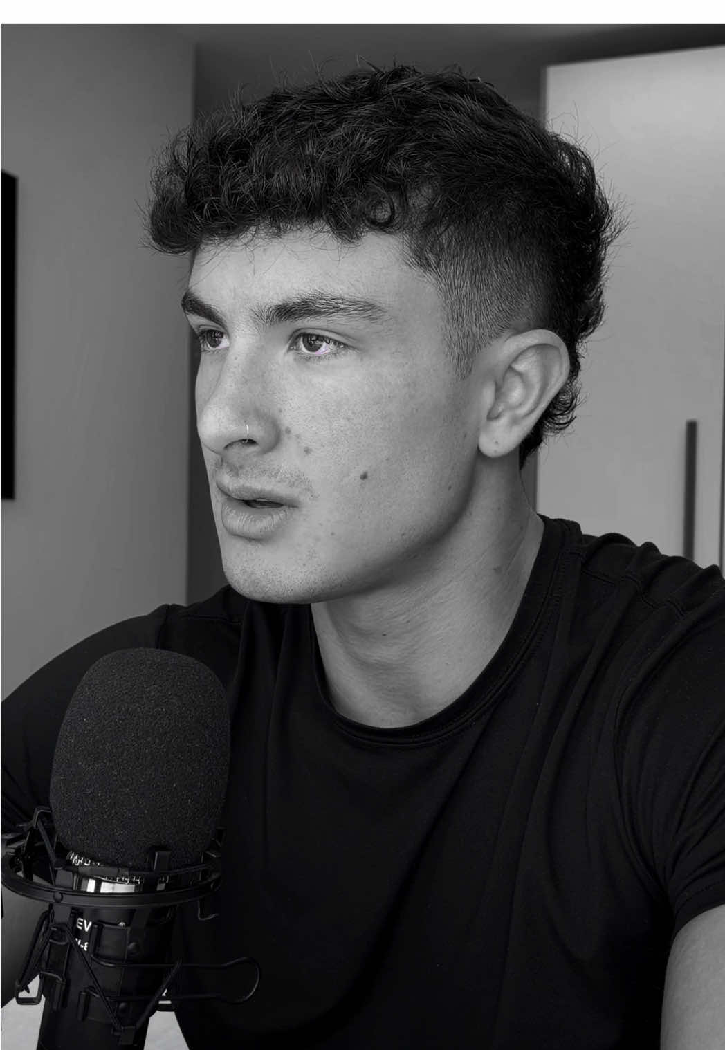 Si tengo el móvil en la mano y me importas, te respondo. No creo en los juegos, ni en tardar a propósito para parecer interesante. Cuando alguien te importa, se nota. Y punto. #relaciones #amorreal #mindset #inteligenciaemocional