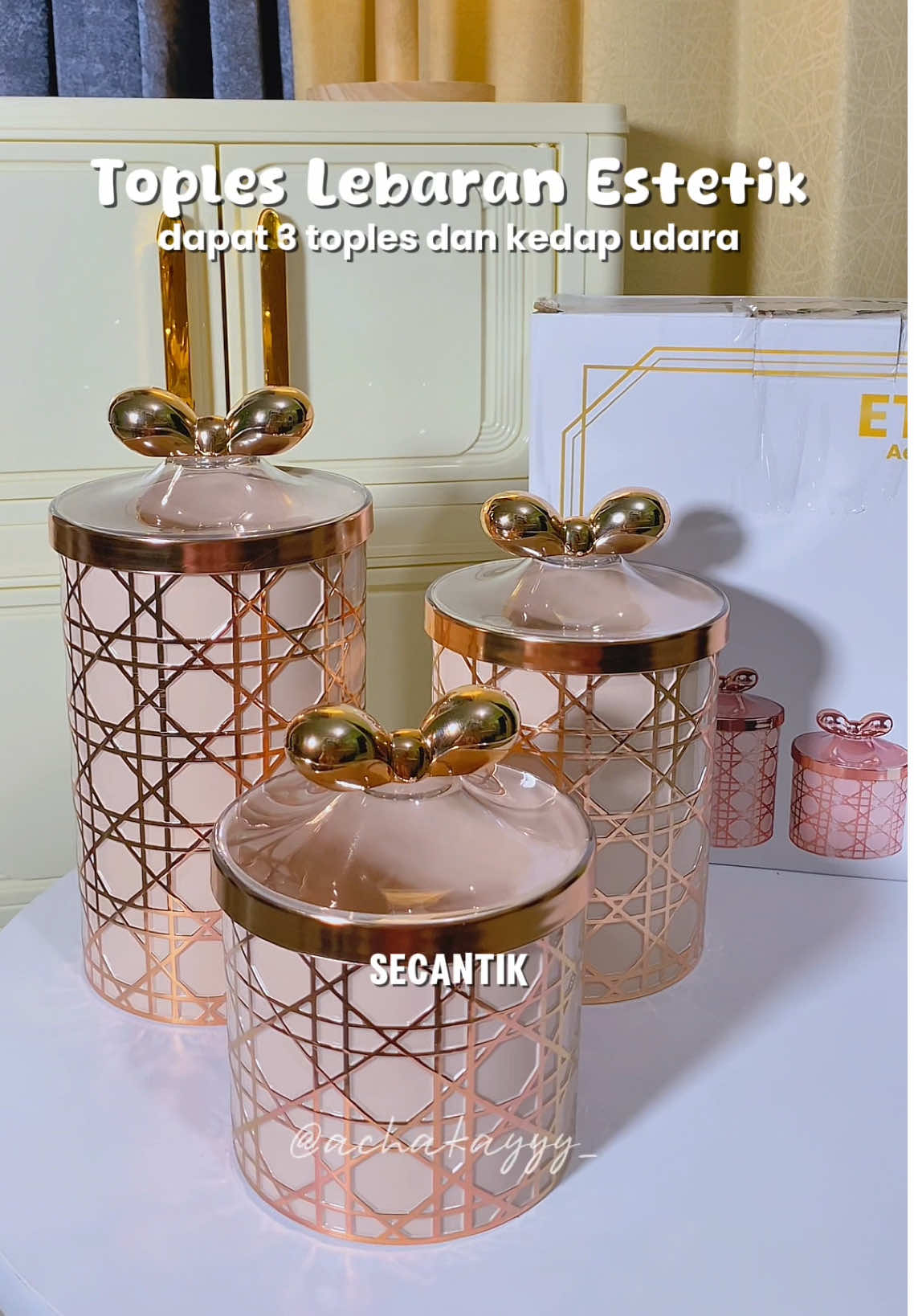 sebentar lagi natalan, tahun baru, dan lebaran cocok bgt nih toples estetiknya buat tempat makanannya 🥰 apalagi bahannya dari PET tidak mudah pecah dan sudah kedap udara, samaan yuk #topleslebaran #toplesmurah #toplesmewah #topleskuekering #toplesestetik 