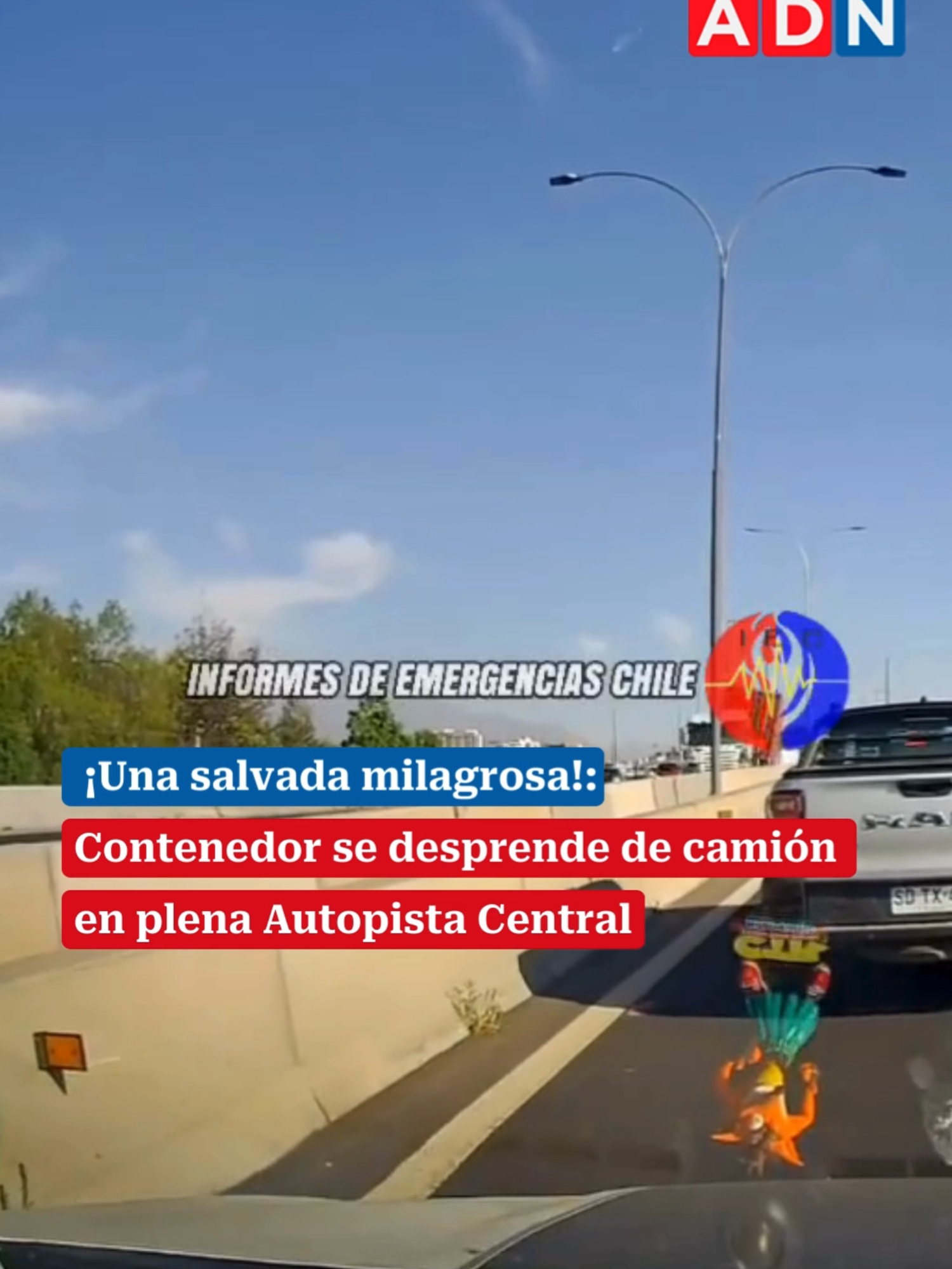 🔴 ¡Una salvada milagrosa! Un accidente de tránsito de alto riesgo afectó la Autopista Central (Eje Ruta 5) este lunes por la tarde. El hecho ocurrió en el sector Bulnes, Renca, donde el contenedor de alto tonelaje de un camión se desprendió violentamente de su estructura, cayendo hacia la calzada que se dirige al sur, consignó @iec.chile La situación generó una emergencia vial, con impactantes imágenes. #accidente #noticias #chile #viral #video