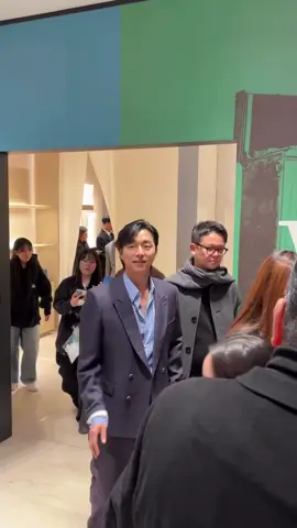 Louis Vuitton Visionary Journeys Seoul》開幕夜，韓流頂級明星的大集合！ #全智賢 以充滿氣勢的灰色斗篷大衣登場， #孔劉 以藍色條紋襯衫與西裝外套展現休閒隨性風格；#鄭好娟 則以鏤空結構長洋裝禮服亮相，酷感十足。 近期宣布婚訊的 #申敏兒 ，以及 《魷魚遊戲2》的 #元志安 也現身活動，為 Louis Vuitton的旅行精神致意，讓首爾之夜更添星光。