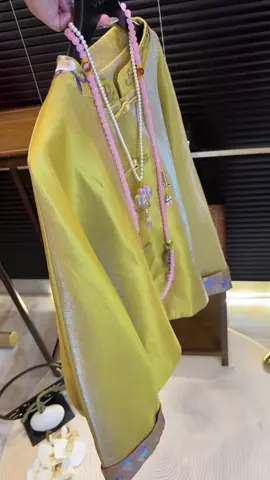 Tinh xảo chuẩn quý tộc Á Đông.  Áo lụa gấm vàng hoàng yến, chất vải óng mượt như phủ ánh kim. Cổ và tay đính thêu gấm sắc màu, điểm nút cố truyền thủ công - sang đến từng chi tiết. Form đứng, mặc lên sáng da - nâng khí chất quý phu nhân ngay lập tức. Một mẫu duy nhất - đẹp sang, lạ và cực hút khách nhìn. #cophuc #phongcachtrunghoa #gấmthuonghai #aonhung #phapphuccaocap  