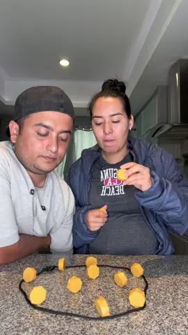 El juego que se mueve solo #humor #bromas #comedia #pareja