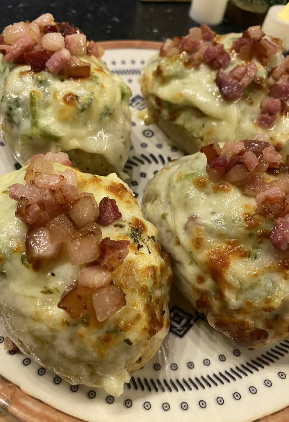 Batata recheada com queijo, brócolis e bacon 😍🤤 Ingredientes: 4 batatas de média pra grande 150g de bacon 150g de brócolis 200g de queijo ralado e fatiado 4 colheres de sopa bem cheias de requeijão 1 pitada de sal  Modo de preparo: Lave bem as batatas e faça alguns furos nelas com um garfo. Em seguida, envolva cada uma em papel-alumínio, fechando bem para que cozinhem por igual. Leve para a air fryer a 200 °C por 30 a 40 minutos, ou até ficarem bem macias ao apertar. Enquanto isso, prepare o recheio. Cozinhe o brócolis sem sal, pique em pedacinhos e reserve. Em uma frigideira, frite o bacon até ficar dourado e crocante. Transfira para um pote, escorrendo o excesso de gordura, e reserve também. Quando as batatas estiverem assadas, retire o papel-alumínio e, com cuidado, remova o miolo — como mostrado no vídeo — mantendo a casca inteira. Transfira todo esse miolo para uma tigela e amasse bem com um garfo, como se fosse preparar um purê. Misture o bacon, o brócolis, a mussarela ralada, o sal e o requeijão. Mexa até formar um creme bem homogêneo e cremoso. Recheie as batatas com essa mistura, cubra com mais queijo e finalize com orégano. Volte para a air fryer a 200 °C por 5 a 10 minutos, ou apenas até o queijo gratinar. Retire, coloque mais um pouco de bacon crocante por cima e sua batata recheada está pronta! O tanto que essa batata fica surreal de bom! Gostou? Salva essa receita e me acompanhe para mais 😍 #batatarecheada #bacon #brocolis #queijo #janta 