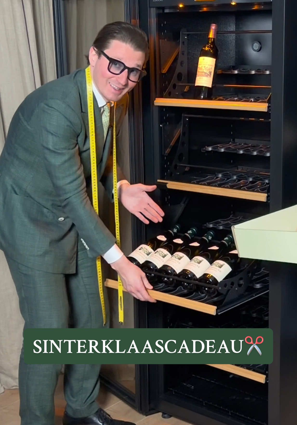 AD | Sinterklaas komt vroeg dankzij Eurocave. De Tailor als een kind zo blij met dit stukje gekoeld ambacht✂️#ambacht #eurocave #maatwerk 