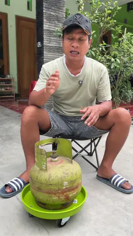 Gas 3 kg & 12 kg makin aman, nggak ribet geser-geser! 🔥🛞 Tatakan besi roda kuat ini bikin tabung tetap stabil & mudah dipindah. Wajib punya di dapur! #TatakanGas #TatakanGasBesi #TatakanTabungGas #AksesorisDapur #FYPTikTok 