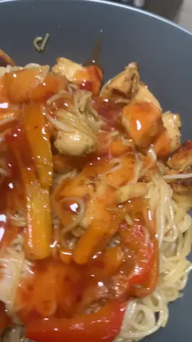 Ulei de măsline 2 morcovi 1 ardei Jumătate de ceapă Lăsăm la călit dar nu prea mult Fierbem noodlesii, eu am pus ambele pungi #lidl #lidlfood @Lidl Romania #noodles  Condimentăm puiul(ce vrei) Nu am avut chef să fac puiul mai extra cu susan/pesmet așa că am zis doar să pun sweet 🌶️  Le-am împreunat apoi și am pus soia cam vreo 50 ml dar daca mi se pare că ar mai merge mai puteți pune La final am pus tot sos de ala sweet 🌶️ si or fost foarte bune  Să aveți poftă și să încercați,aștept duet🫶🏻