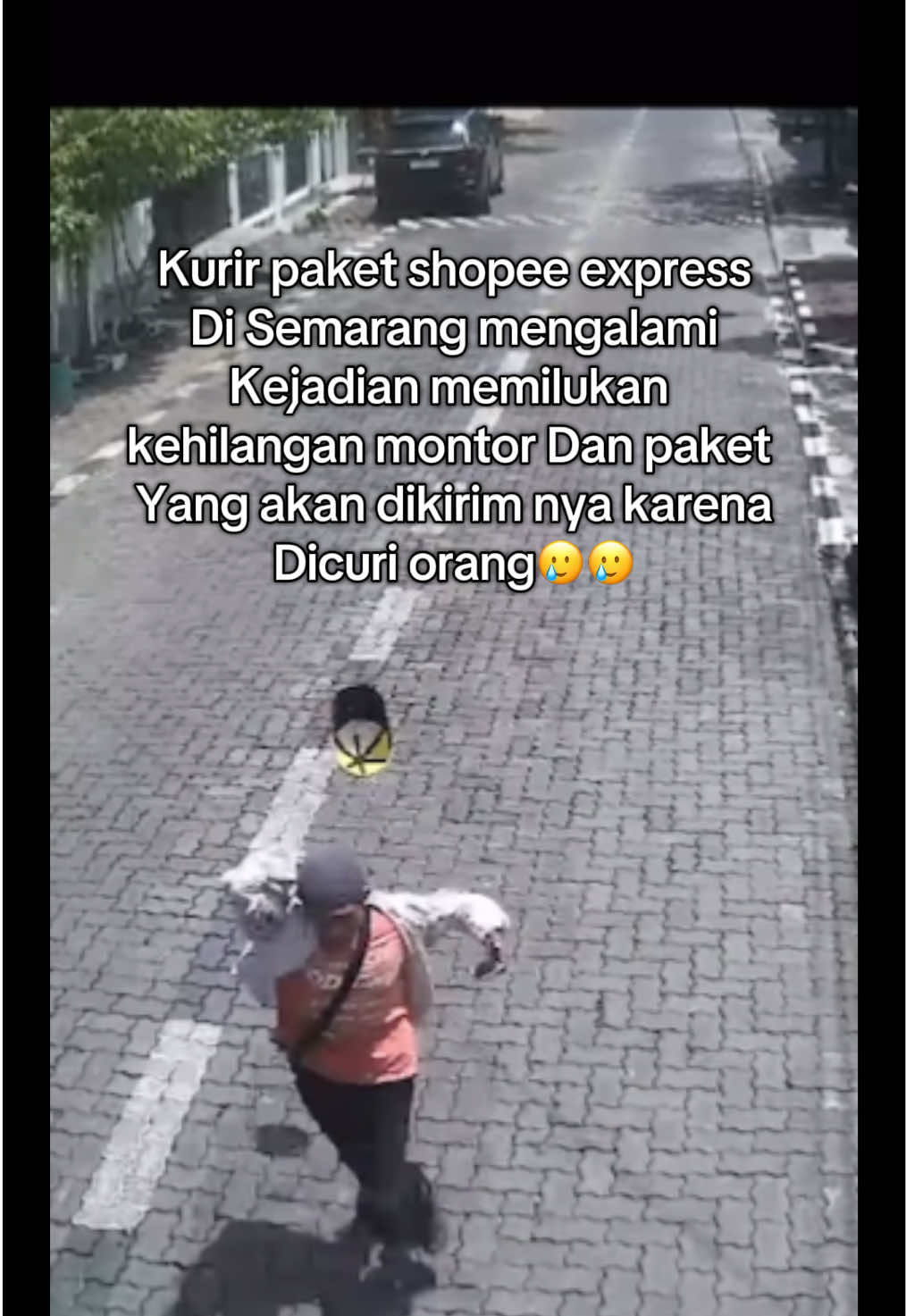 Kejadian hari Selasa 2 Desember 2025, sekitar Jam 11.36 di Jalan Panda Utara, Palebon Pedurungan Kota Semarang. Saat bapak kurir ini mengantarkan Paket masuk ke dalam rumah, ia lupa untuk mengambil kunci kontak, yang masih nempel, seketika itu juga, sepeda motor matic warna merah tanpa plat nomor dengan 2 pengendara salah satu nya yang mencuri Motor Bapak Kurir paket bersama kranjang penuh paket milik orang lain. Jika ada warga yang melihat atau mengetahui, tolong bantu beri info dan bantu sebarkan , terimakasih #kurirshopeeexpresssemarang #kurirshopeesemarang #kurirsemarangkehilanganmotor #kurirpaket