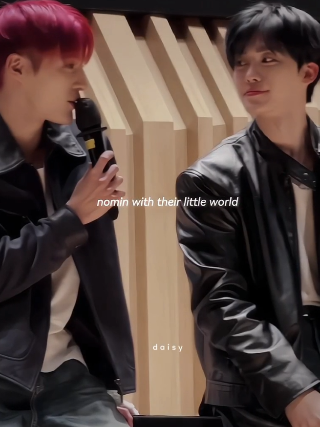 dunia terasa milik berdua yaahh hmm 😌 atuh yang lainnya mah cuman ngontrak 😌 #nomin #jeno #jaemin 