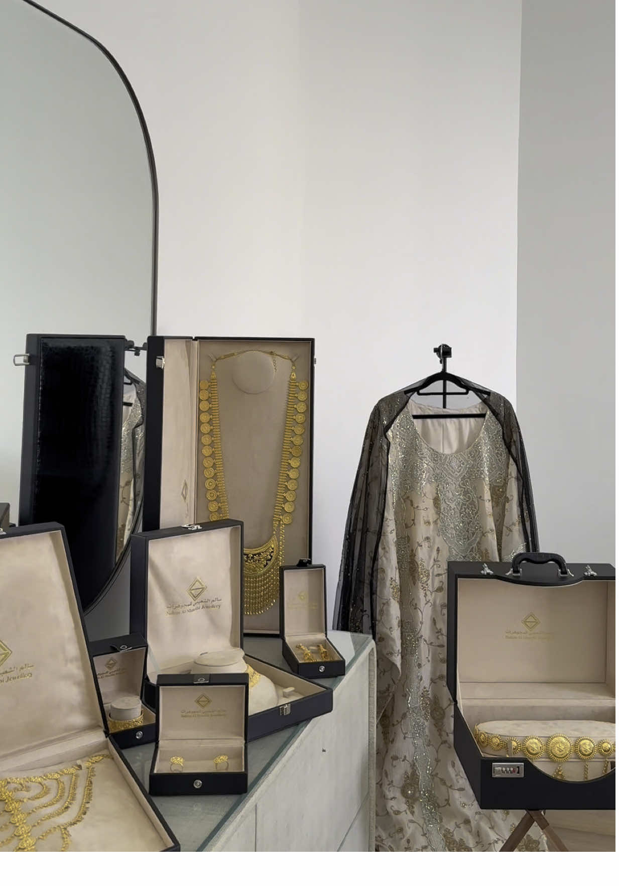 عـرس الإمارات ✨ #تجهيزات #احتفالات_اليوم_الوطني #ذهب #explore #foryou #fyppppppppppppppppppppppp #alain #4u #capcut #4upage #ماشاءالله #الانتشار_السريع #trending #ماشاءالله #سالم_الشعيبي_للمجوهرات #حناء #ورد #ثوب #الثوب_الاماراتي @سالم الشعيبي للمجوهرات 