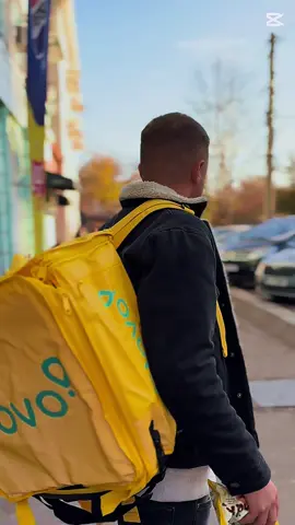 💪🏽În spatele fiecărei comenzi există o poveste. Drumuri lungi, opriri scurte, livrări rapide. Livratorii Glovo nu duc doar mâncare – duc efort, motivație și zâmbete. Respect pentru munca lor. #Primecurier #glovo #galati #FoodDelivery 