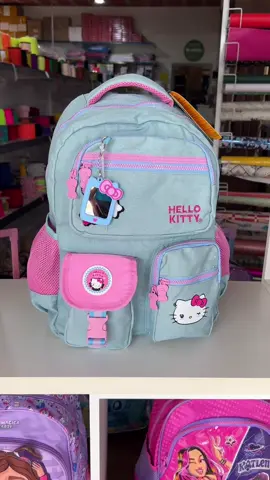 Mais charme na volta às aulas! A mochila Hello Kitty combina estilo e funcionalidade do jeitinho que a sua pequena merece. ✨🎀 . #hellokitty #sanrio #mochila #mochilaescolar #voltaàsaulas 