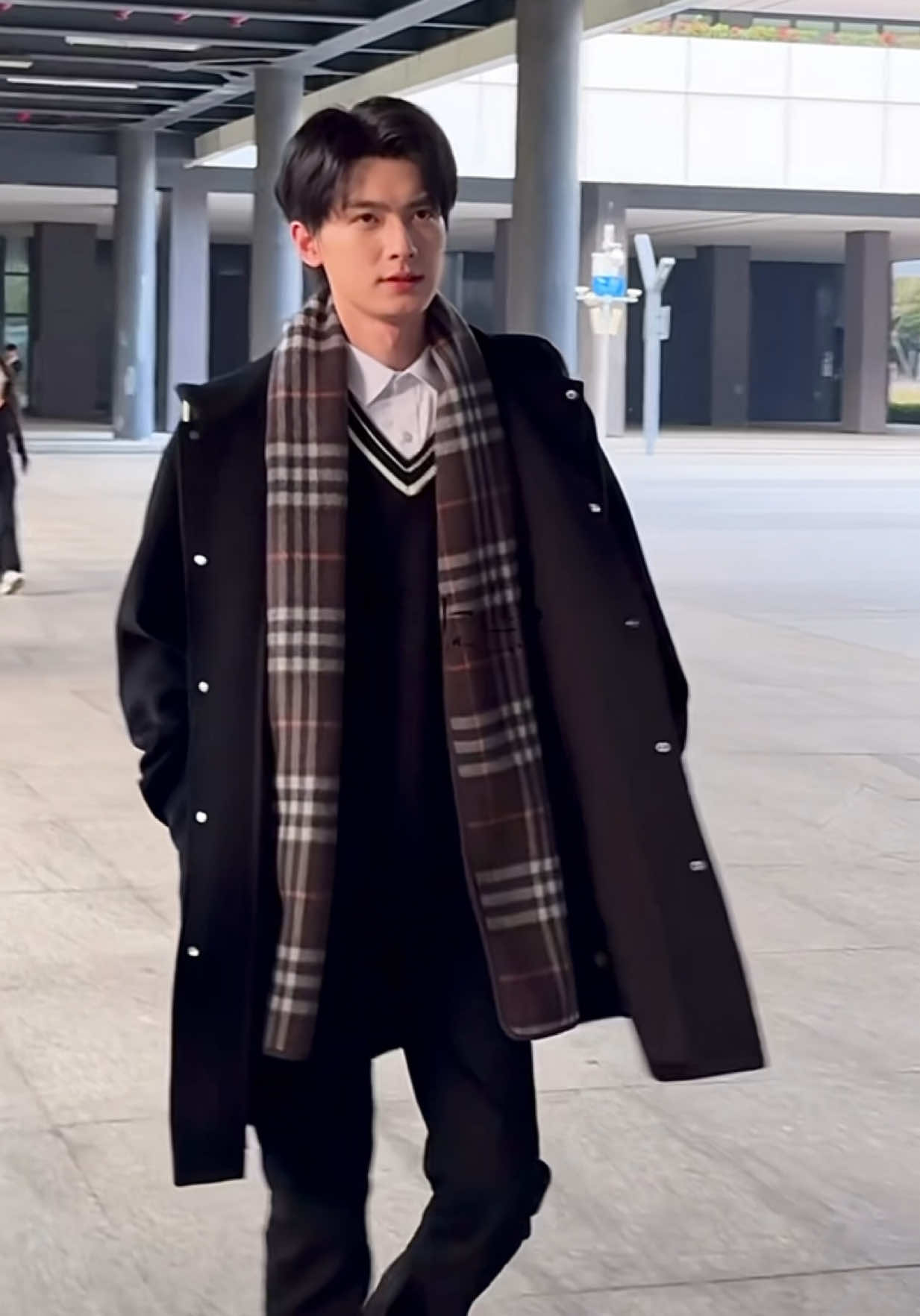 เหมือนเดินบนรันเวย์อะ ออร่าพุ่งไม่หยุดด หล่อออ🥰 🎥 : #向明月许愿  #เฉินเฮ่ออี #chenheyi陈鹤一 #ซีรีส์จีน #cdrama 