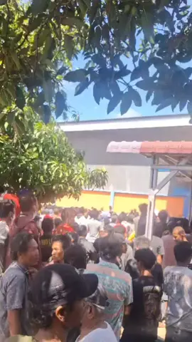 Kapolri akhirnya bebaskan penjarah mini market sibolga pasca bencana yang terjadi.  Diketahui, warga sibolga dan beberapa lokasi terdampak disumut Berhari-hari terisolasi tanpa makanan, warga Sibolga dan Langkat akhirnya melakukan hal penjarahan minimarket demi bertahan hidup. Kapolri Jenderal Listyo Sigit Prabowo mengakui situasinya memang ekstrem. Dalam konferensi pers, ia menegaskan seluruh warga yang sempat diamankan Polres Sibolga sudah dibebaskan. Tidak ada satu pun yang ditahan. Menurut Kapolri, tindakan itu terjadi karena warga kelaparan. Bantuan terlambat datang, perut kosong tak bisa menunggu. “Mereka hanya membutuhkan logistik makanan. Tidak ada niat tindak pidananya,” ujarnya. Pernyataan itu menegaskan respons kemanusiaan lebih penting daripada prosedur kaku saat bencana memutus akses hidup warga. Kesaksian para warga, seperti Baim dari Tanjung Pura, memperkuat gambaran itu. Ia mengambil air mineral, sosis, dan yoghurt semata-mata untuk keluarganya yang berjumlah sepuluh orang. Petugas pun tidak melakukan penindakan. Kini, setelah bantuan mulai berdatangan, situasi berangsur terkendali meski luka sosial dari hari-hari kelaparan itu masih terasa di banyak rumah. #kapolri #penjarahanminimarket #banjirsibolgatapteng #wargabutuhkanmakanan #bencanabanjirsumut  
