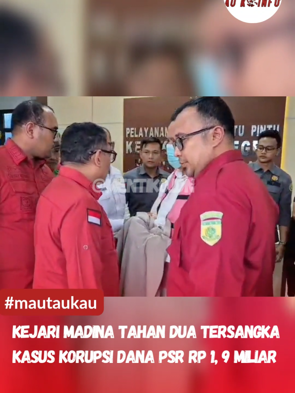 Panyabungan, 3 Desember 2025 – Kejaksaan Negeri (Kejari) Mandailing Natal (Madina) secara resmi menahan dua tersangka terkait dugaan tindak pidana korupsi dalam penyalahgunaan Dana Peremajaan Perkebunan Kelapa Sawit (Peremajaan Sawit Rakyat/PSR) Kabupaten Mandailing Natal Tahun 2021 dengan Anggaran Rp. 1. 996. 722.000,-.  Kedua tersangka yang ditahan adalah FL, mantan Kepala Bidang Perkebunan Dinas Pertanian Kabupaten Mandailing Natal, dan MW, Petugas Penilai Kemajuan Fisik Kegiatan PSR.  Keduanya kini mendekam di Lembaga Pemasyarakatan Kelas I B Panyabungan untuk 20 hari ke depan, terhitung sejak hari ini.  Penahanan ini dilakukan setelah tim Bidang Tindak Pidana Khusus (Pidsus) Kejari Madina menemukan lebih dari dua alat bukti yang mengindikasikan adanya perbuatan melawan hukum dan niat jahat yang direncanakan sejak awal program berjalan.  Plt. Kepala Kejaksaan Negeri Mandailing Natal, Yos A Tarigan, S.H., M.H., M.Ikom, didampingi Kasi Intel Jufri Banjarnahor, S.H., M.H., dan Kasi Pidsus Herianto, S.H., M.H., menjelaskan bahwa kasus ini berawal dari indikasi kuat penyalahgunaan dana di mana lahan milik anggota Kelompok Tani TS tidak dilakukan penanaman sebagaimana mestinya oleh pihak tertentu demi meraup keuntungan pribadi.  Berdasarkan hasil perhitungan oleh Ahli Independen, kerugian keuangan negara dalam kasus ini ditaksir mencapai kurang lebih Rp 488.467.000,00 (empat ratus delapan puluh delapan juta rupiah). Para tersangka dijerat dengan pasal berlapis, yakni Pasal 2 Ayat (1) Jo. Pasal 18 UU No. 31 Tahun 1999 tentang Pemberantasan Tindak Pidana Korupsi sebagaimana telah diubah dengan UU No. 20 Tahun 2001, Jo. Pasal 55 Ayat (1) ke-1 KUHPidana. Subsider, mereka dijerat Pasal 3 Jo. Pasal 18 UU Tipikor Jo. Pasal 55 Ayat (1) ke-1 KUHPidana.  Yos A Tarigan menegaskan komitmen institusinya untuk memberantas korupsi secara tegas, profesional, dan berintegritas, mengingat program PSR merupakan program prioritas pemerintah yang vital untuk swasembada pangan dan energi nasional. Korupsi dalam program ini secara langsung menghambat target pembangunan. . 