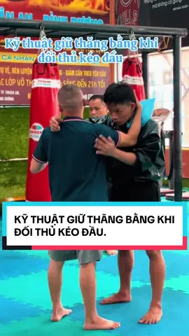 PHẦN 219| CÁCH GIỮ THĂNG BẰNG KHI ĐỐI THỦ KÉO ĐẦU. #hlvnguyenxuanbang #maxfightclub #xuhuongtiktok #muay #tuyenvosi 