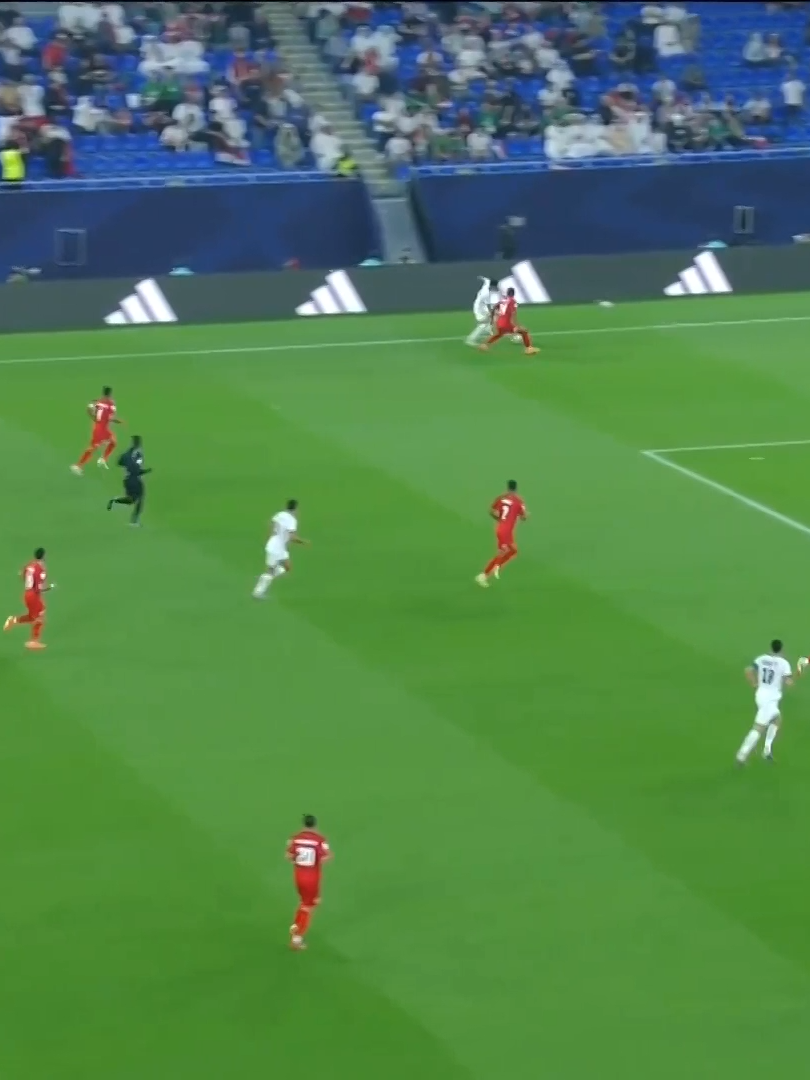 جووووووووووووووووووووووووووووووووووووووووووووووول!! أيمن حسين يفتتح التسجيل لأسود الرافدين أمام منتخب البحرين من ضربة رأسية رائعة 🇮🇶⚽️ تابعوا المباراة وباقي المواجهات في #كأس_العرب_على_شاشا 🏆💫 شاهد الآن مجاناً وبدون تسجيل دخول 📺