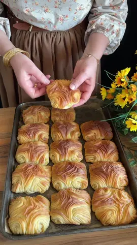 EL AÇMASI MAYASIZ ÇITIR GÜL BÖREK TARİFİ Malzemeler (250 ml su bardağı ölçüsüyle) Hamur için: 	•	1 su bardağı ılık süt 	•	Yarım su bardağı ılık su 	•	2 yumurta 	•	1 tatlı kaşığı sirke 	•	1 yemek kaşığı tereyağı (70 g) 	•	1 tatlı kaşığı tuz 	•	1 tatlı kaşığı kabartma tozu 	•	4,5 – 5 su bardağı un Açmak için: 	•	1 su bardağı un 	•	2 yemek kaşığı nişasta İçi için: 	•	200 gr peynir      •	1 su bardağı sıvı yağ (hamuru yağlamak için) Yapılışı: 	 Geniş bir kaba sütü, suyu, yumurtaları, sirkeyi, tereyağını, tuzu ve kabartma tozunu ekleyip karıştır. Ardından unu kontrollü şekilde ekleyerek yumuşak, ele yapışmayan bir hamur yoğurun. Hamuru bezelere ayırıp 30 dakika kadar dinlendirin.  Bezeleri un ve nişasta karışımıyla birlikte incecik olacak şekilde açın. Videodaki gibi şeklini verin   tepsiye yerleştirin üzerlerine hafifçe yağ sürüp. 180°C önceden ısıtılmış fırında üstü kızarana kadar pişirin. ⸻           Afiyet olsun bebeğim 💙 #Recipe #food #börek #cooking #kolaytarifler 