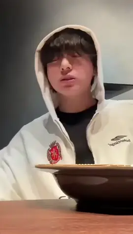 Jeon Jungkook 🐰 Live On Weverse, 3122025. Makan Harus Ada Nasi. Sama Dong Kookie 🐰😅🥰🎊🎉. #BTSARMY  #bangtansonyeondan방탄소년단 