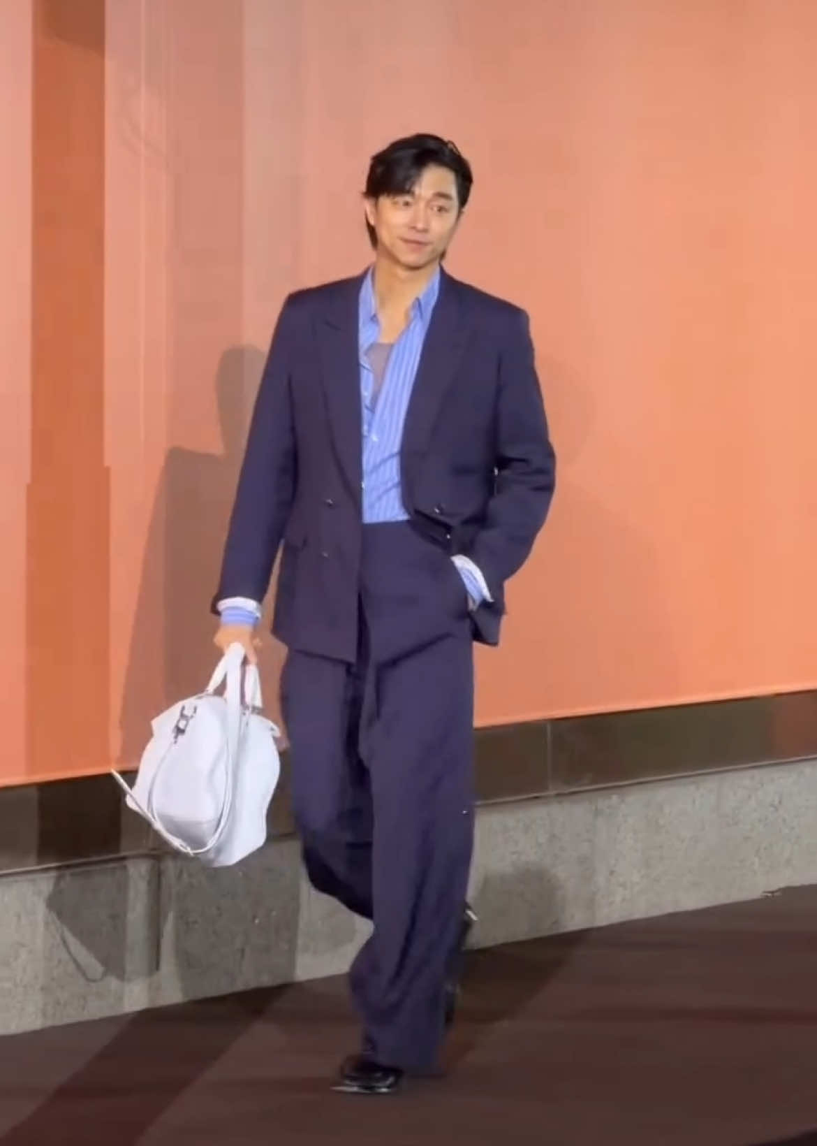 Gong Yoo x Louis Vuitton Visionary Journeys Seoul 2025.12.03 | 루이 비통 공유 슈트 소화력 좀 보고 가세요…💙  루이 비통 비저너리 저니 서울 이벤트에 참석한 배우 공유.  그의 용안 덕분에 행복한 수요일 밤이네요. #공유 #GongYoo #공#공지철孔劉 #louisvuitton 