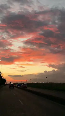 aku suka banjarbaru yg ada kamu-nya🧡🌄 #banjarbaru #fyp #sunset 