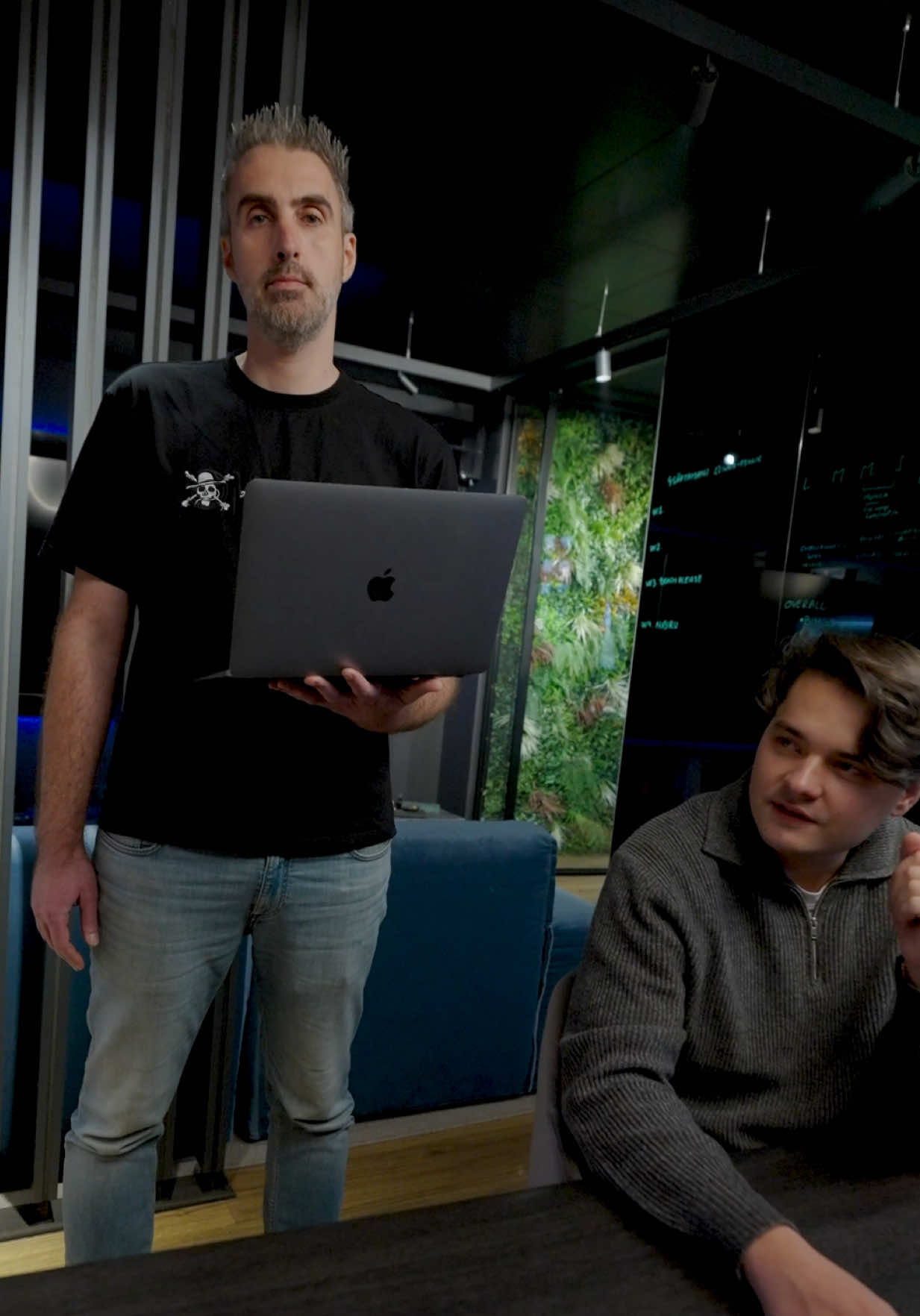 @ItsBetoBih venit direct din America pentru a negocia contractul lui ... Luati-va astazi si maine bilete reduse cu pana la 40% doar pe eMAG! #beachplease 