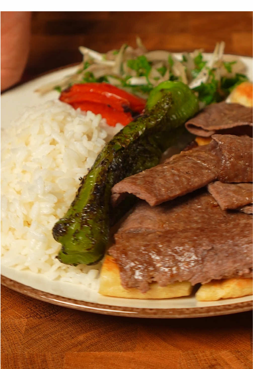 Benden çok istediğiniz bu ev döneri tarifini ben de kendimce en iyi hâliyle sizin için yaptım 🌝 Bu tarifte bize mutfakta her türlü kesme işiniz için ihtiyacınız olan tüm bıçakları ideal keskinlikte bizlere sunan @pirge1879 eşlik ediyor. REKLAM-İŞ BİRLİĞİ Malzemeler 500 gr az yağlı dana kıyma 200 gr çok yağlı kuzu kıyma (Ben kuzu boşluk kullandım) 1/4 Subar Dağı süt 1/4 Subar Dağı soğan suyu (Ben kendisini koymayı tercih etmiyorum) 3 yemek kaşığı yoğurt Tuz Karabiber Ben kuzu-dana karışık kullandım ama arzu ederseniz orta yağlı bir dana kıyma ile de bu tarif olur çünkü neden olmasın? Rondo kullanmaya gerek kalmaması için kasabınızdan 3 defa çekmesini rica edin. Bir karıştırma kabında sıvı malzemeleri karıştırdıktan sonra üzerine kıymayı ekleyip 5–10 dakika kadar yoğurun. Dilerseniz hemen kullanabilirsiniz ama 1–2 saat dolapta dinlendirirseniz marinasyon işini daha iyi yapabilecektir. Dinlendikten sonra yağlı kâğıt arasına olabildiğince eşit kalınlıkta yaydıktan sonra ister buzluğa atıp dilediğiniz zaman pişirin, ister hemen 200 derecedeki fırına atıp 20 dakika pişirin (fırınınıza göre 30 dakikayı bulabilir). Eğer elinizde varsa bir fırın teli kullanmanız iyi olur, yoksa kıyma suyunu salınca kendi suyunda haşlanıyor. Deneyeceklere şimdiden afiyet olsun.