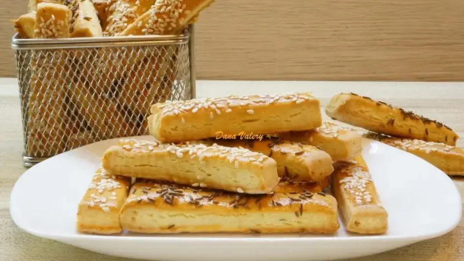 Sărățele fragede din aluat fără drojdie sau praf de copt.  Ingredientele și modul de preparare îl găsiți pe Blog accesând link-ul de la profil la categoria Patiserie.  #retete #fyp #timisoara 