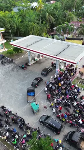 HARAP JANGAN PANIK, BELI SECUKUPNYA  Sbnr nya sih yg buat BBM langka itu ya masyarakat nya, datang berbondong-bondong untuk isi full, jdi lgsg habis stok yg ada. Saya lihat ada 1 SPBU yg biasa nya cuma 1 x masuk Pertamina isi tangki, nah semenjak di bilang langka bisa dalam 1 hari Pertamina isi tangki sampai 2 atau 3 x. Berarti bukan langka, tpi masayarakat termakan hoax yg menyebabkan terkesan langka. Gmn gak langka yg antri cukup banyak rata2 isi Full, yg seharusnya bisa untuk 1 hari, ini jadi utk 2 jam aja.  #fyp #bbm #hoax #jangkauan